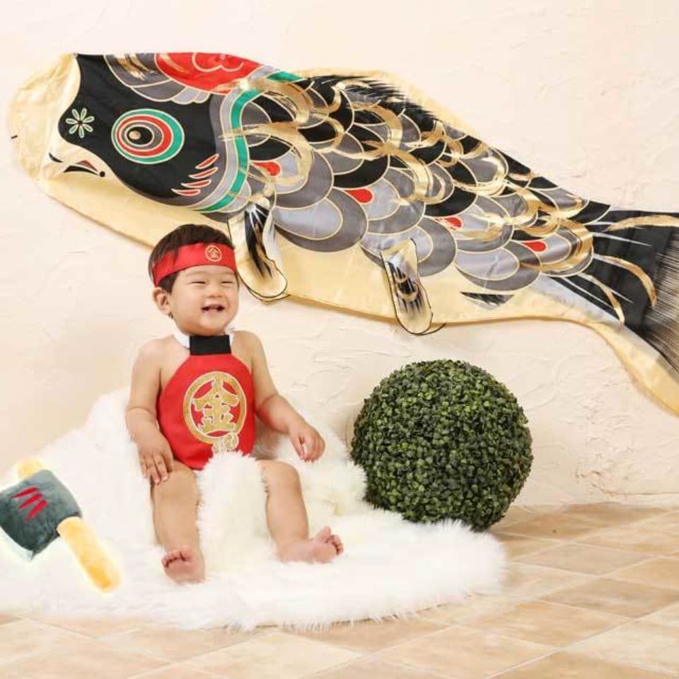レンタル＆フォトスタジオの光翔　鯉のぼりを背景に金太郎の服を着た赤ちゃんの写真
