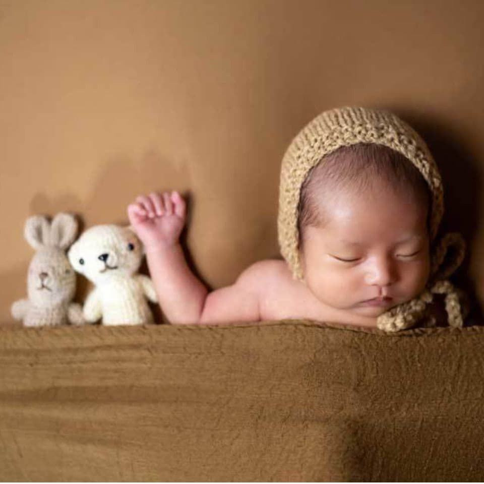 レンタル＆フォトスタジオの光翔　ぬいぐるみと一緒に寝ている赤ちゃんの写真