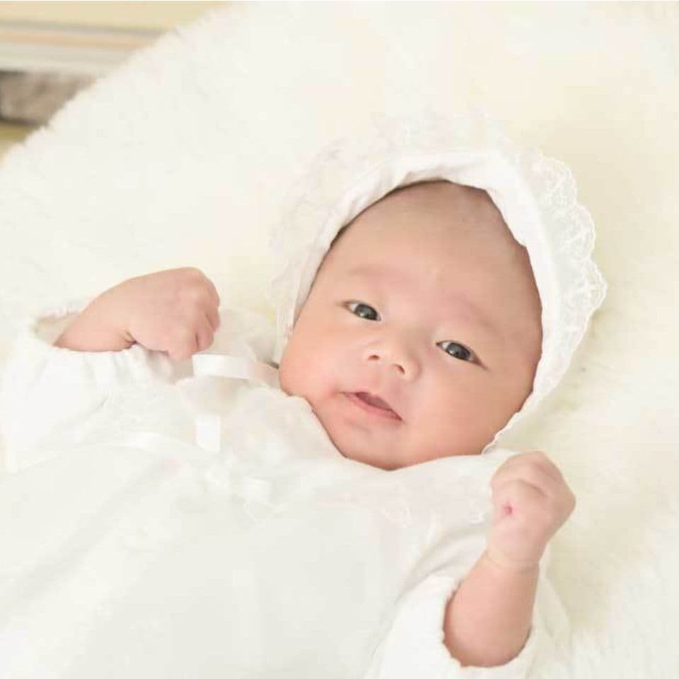 レンタル＆フォトスタジオの光翔　お宮参りで白いドレスを着た赤ちゃんの写真