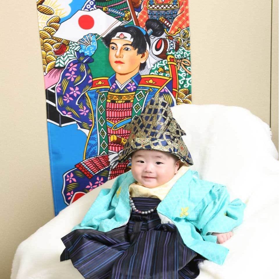 レンタル＆フォトスタジオの光翔　兜をかぶった赤ちゃんの写真