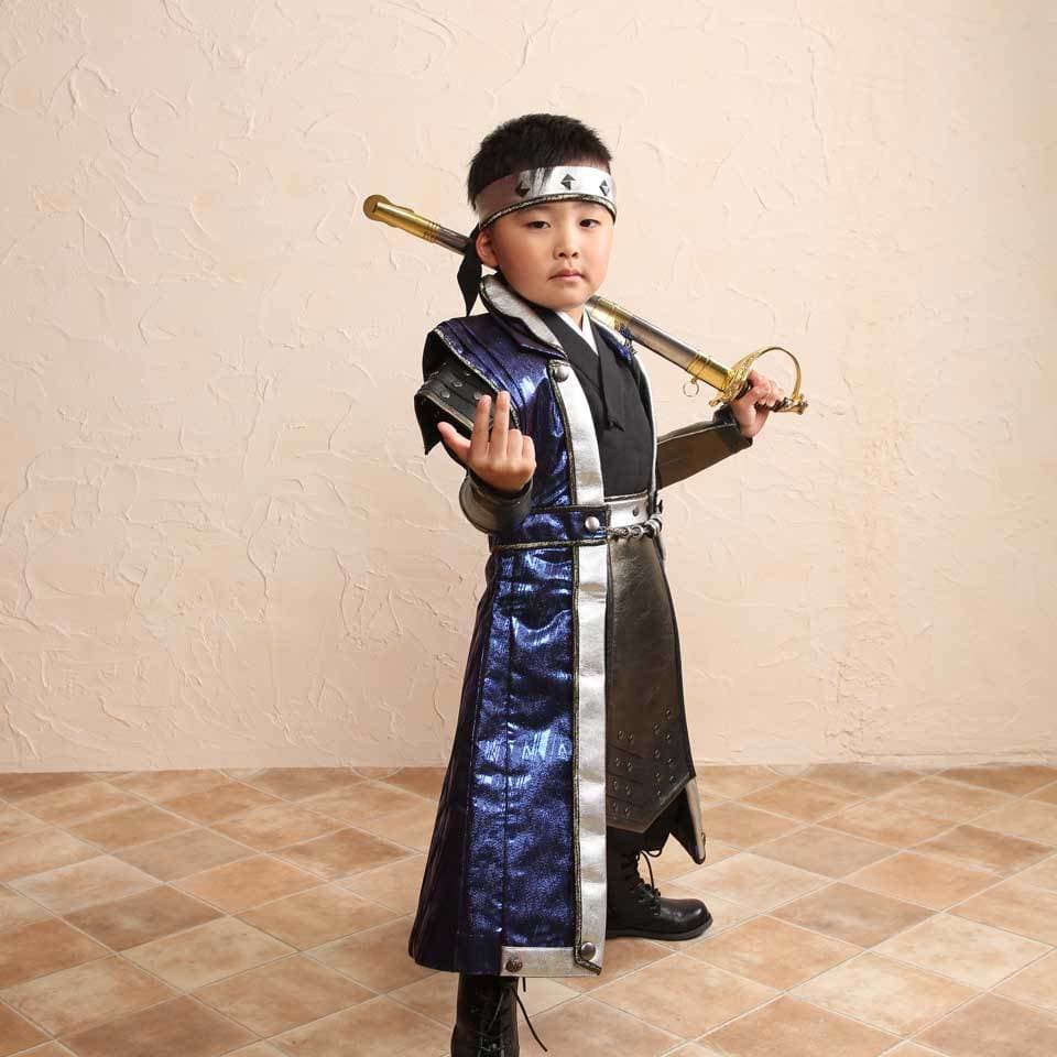 レンタル＆フォトスタジオの光翔　茨城県鉾田市　七五三の写真ギャラリー　男の子が格好いい剣を持っている和服姿の写真