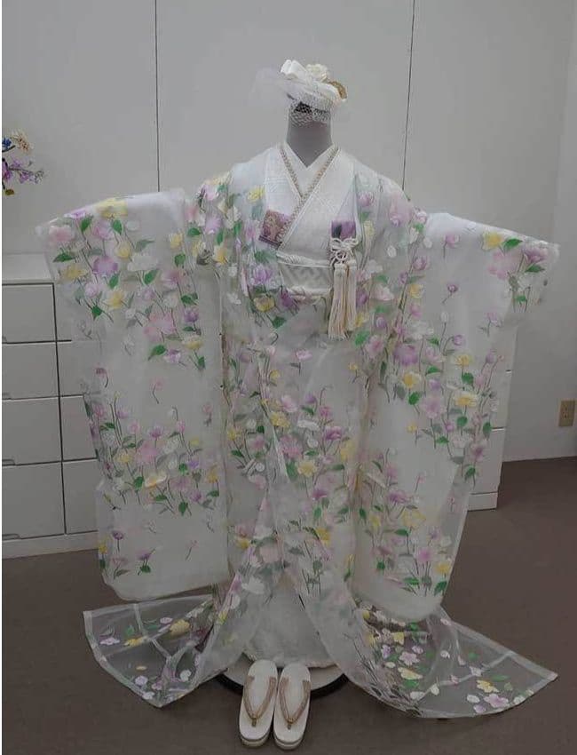 レンタル＆フォトスタジオの光翔　水面に映った和装姿のご新郎様ご新婦様の写真