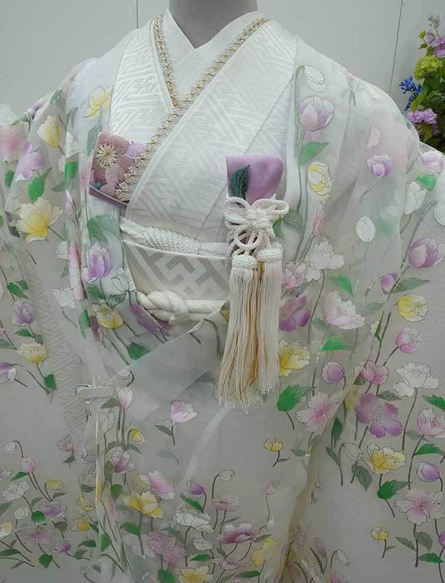 レンタル＆フォトスタジオの光翔　水面に映った和装姿のご新郎様ご新婦様の写真
