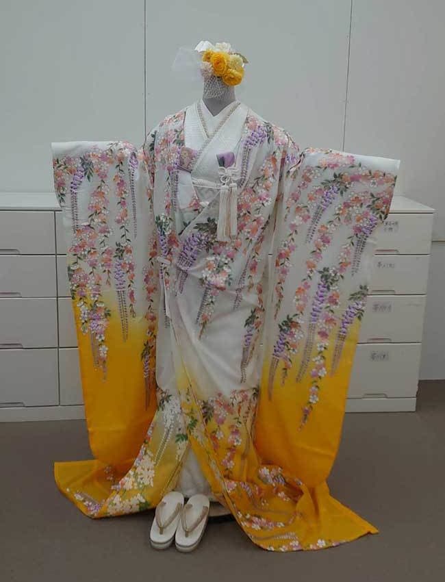 レンタル＆フォトスタジオの光翔　水面に映った和装姿のご新郎様ご新婦様の写真