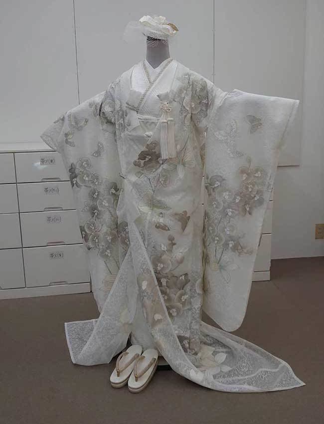 レンタル＆フォトスタジオの光翔　水面に映った和装姿のご新郎様ご新婦様の写真