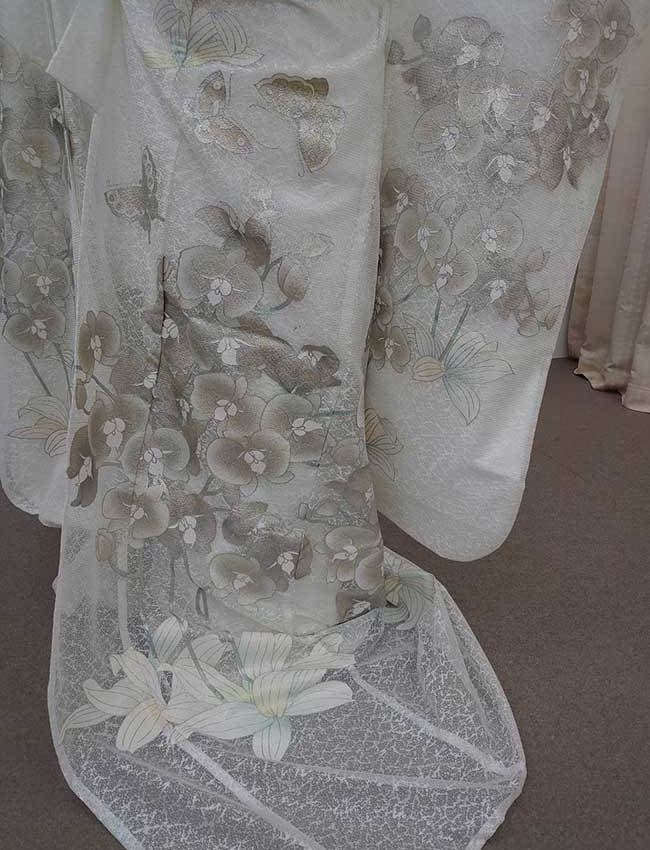 レンタル＆フォトスタジオの光翔　水面に映った和装姿のご新郎様ご新婦様の写真