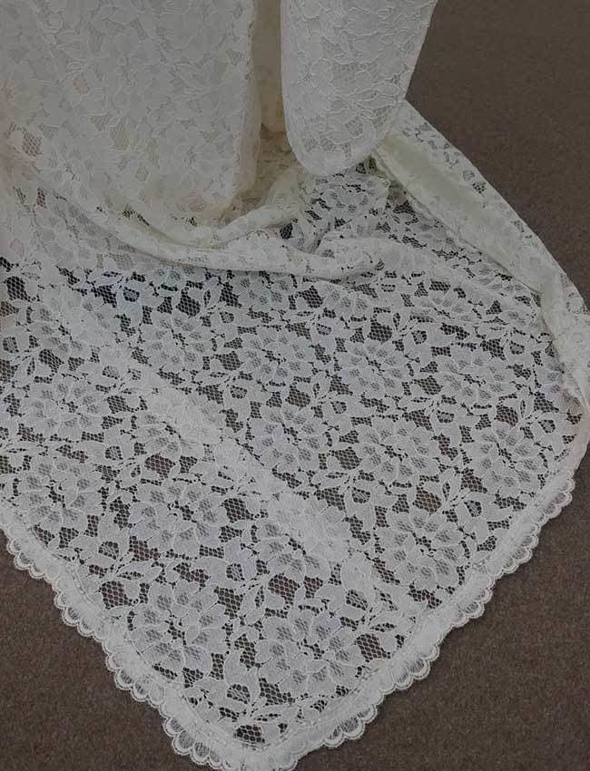 レンタル＆フォトスタジオの光翔　水面に映った和装姿のご新郎様ご新婦様の写真