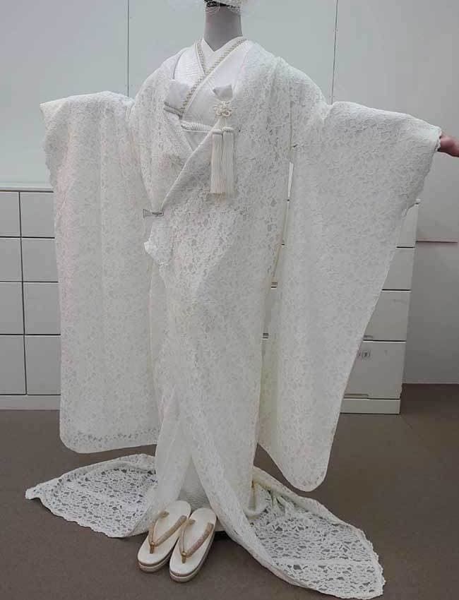 レンタル＆フォトスタジオの光翔　水面に映った和装姿のご新郎様ご新婦様の写真