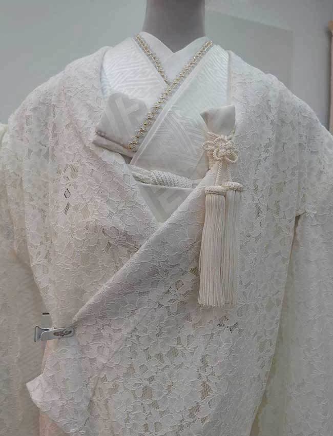 レンタル＆フォトスタジオの光翔　水面に映った和装姿のご新郎様ご新婦様の写真