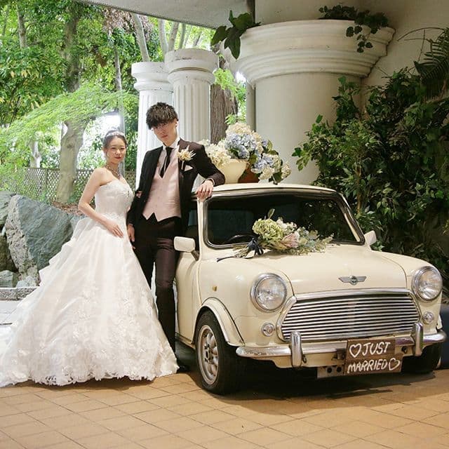 レンタル＆フォトスタジオの光翔　車の横に立つご新郎様ご新婦様の写真