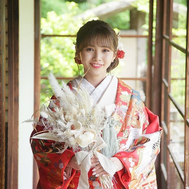 レンタル＆フォトスタジオの光翔　色打掛で白いブーケを持ったご新婦様の写真