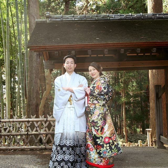 レンタル＆フォトスタジオの光翔　和服のご新郎様ご新婦様の屋外での写真