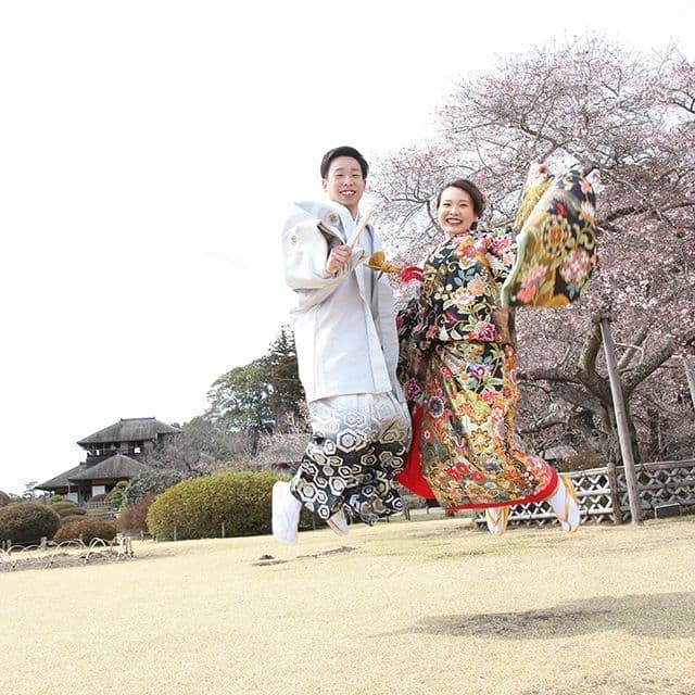 レンタル＆フォトスタジオの光翔　和服でジャンプしているご新郎様ご新婦様の写真