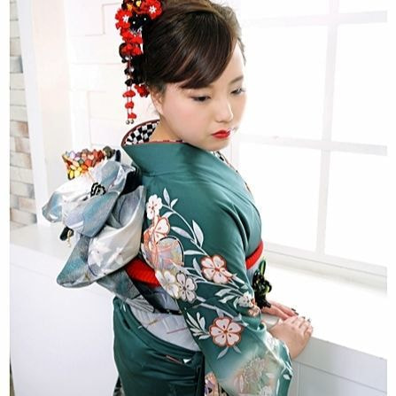 レンタル＆フォトスタジオの光翔　茨城県鉾田市　成人式の緑系・青系の着物を着た女性の写真
