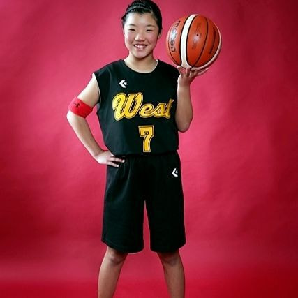 レンタル＆フォトスタジオの光翔　部活のユニフォームでボールを持った女の子の写真