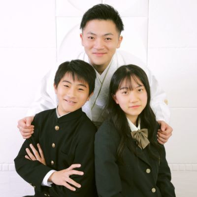 レンタル＆フォトスタジオの光翔　制服を着たお子様とお父様の写真