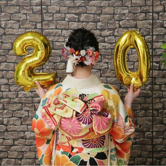 レンタル＆フォトスタジオの光翔　茨城県鉾田市　成人式の着物を着て２０のバルーン風船を持った後姿の女性の写真