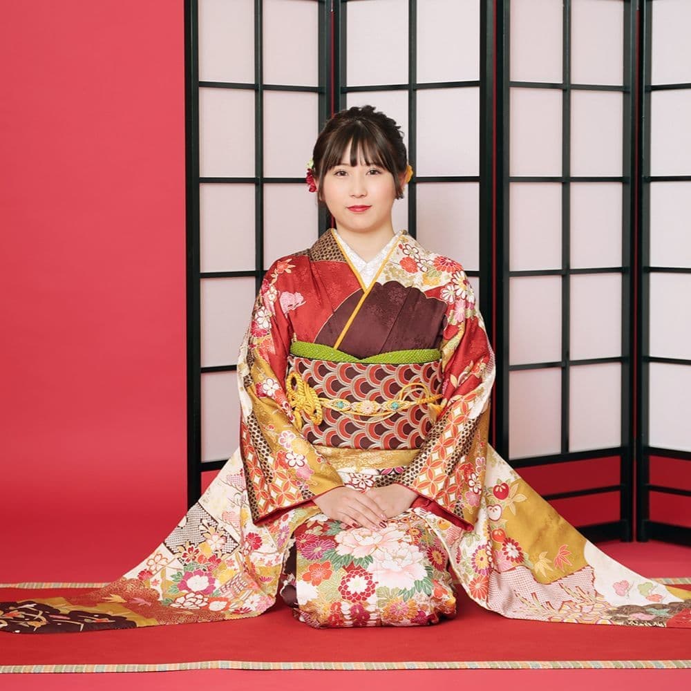 レンタル＆フォトスタジオの光翔　茨城県鉾田市　成人式の着物を着て座っている女性の写真