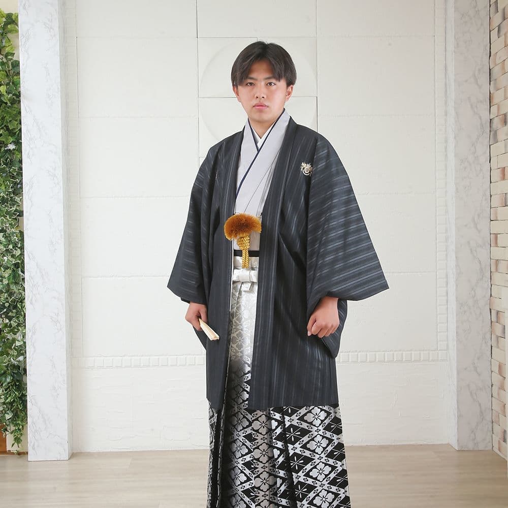 レンタル＆フォトスタジオの光翔　茨城県鉾田市　成人式の紋服を着て立っている男性の写真
