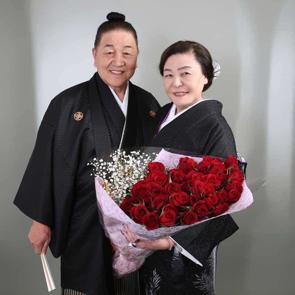 レンタル＆フォトスタジオの光翔　鉾田市　バラとカスミソウのブーケを持った女性と男性の和服の写真