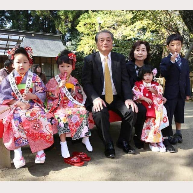 レンタル＆フォトスタジオの光翔　鉾田市　七五三に神社に出かけたおじいちゃんおばあちゃんとお孫さんの写真