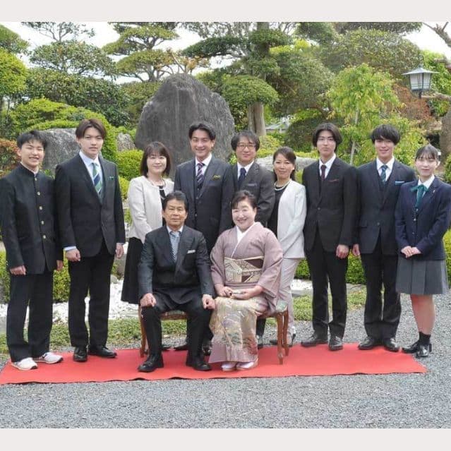 レンタル＆フォトスタジオの光翔　鉾田市　おじいちゃんとおばあちゃんを真ん中に外でのご家族写真