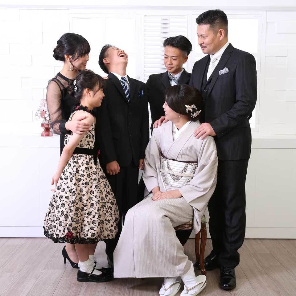 レンタル＆フォトスタジオの光翔　フォーマルの笑顔で笑いあっているご家族の写真