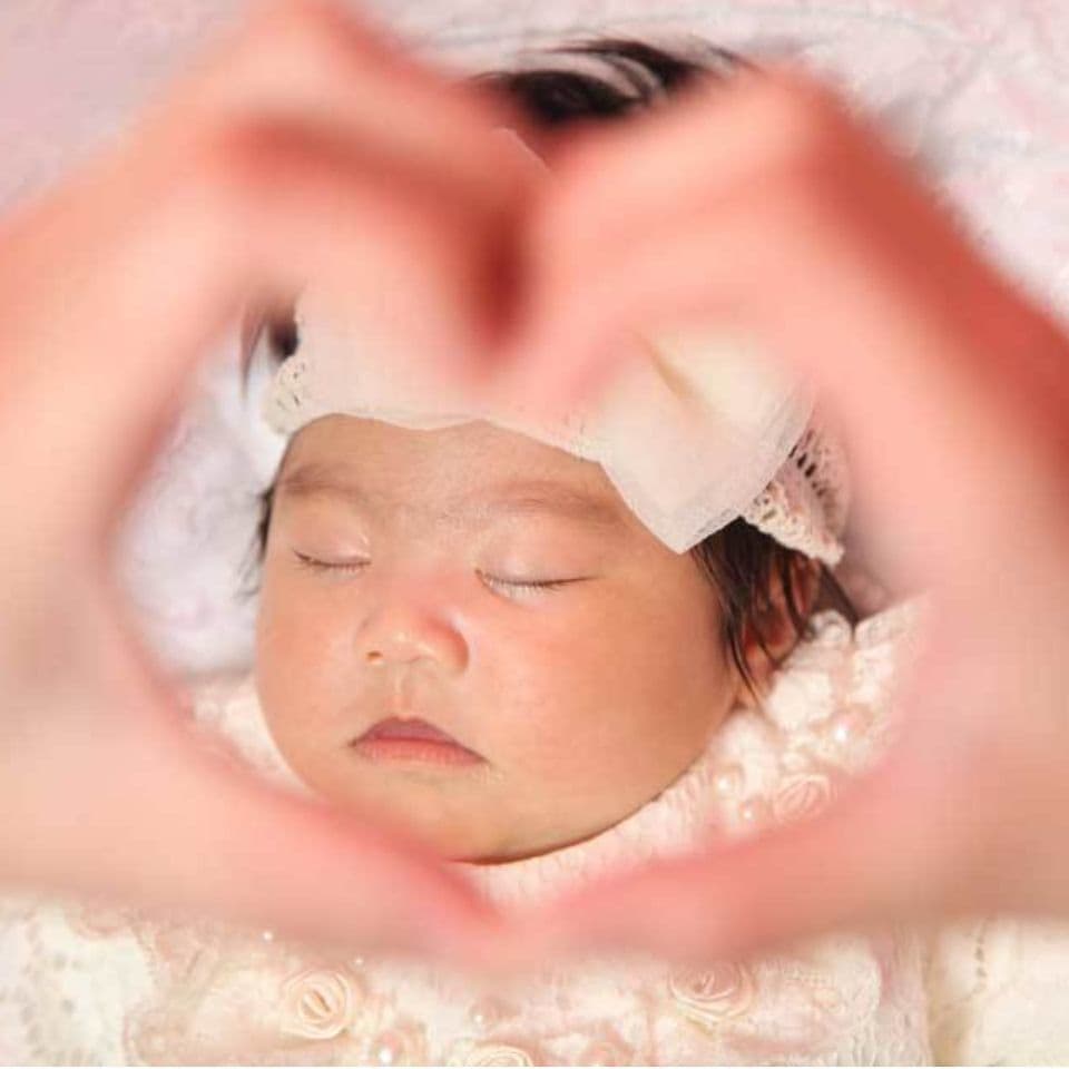 レンタル＆フォトスタジオの光翔　ハートの向こうにいる寝ている赤ちゃんの写真
