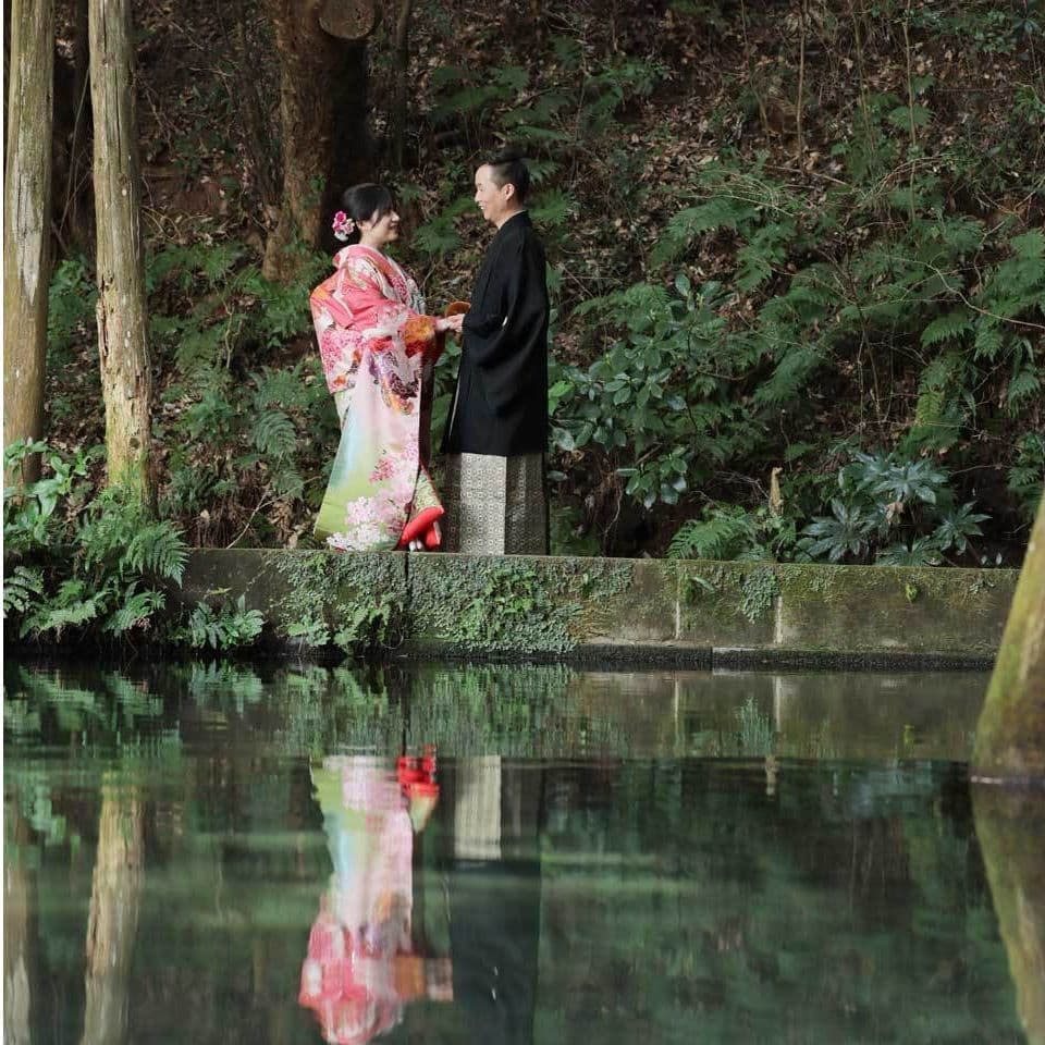 レンタル＆フォトスタジオの光翔　水面に映った和装姿のご新郎様ご新婦様の写真