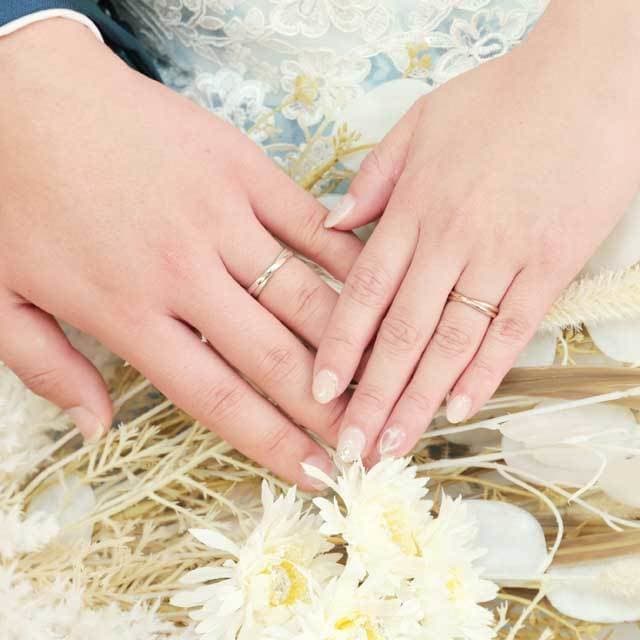 レンタル＆フォトスタジオの光翔　　指輪を付けたご新郎様ご新婦様の手の写真