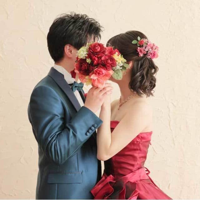 レンタル＆フォトスタジオの光翔　ブーケでお顔を隠したご新郎様ご新婦様の写真